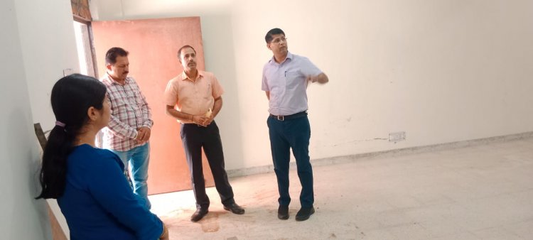 जिला निर्वाचन अधिकारी ने किया स्ट्रांग रूम पालकवाह का दौरा