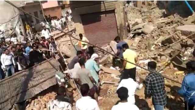 पटाखों के गोदाम में ब्लास्ट, पूरी इमारत ध्वस्त, 4 की मौत