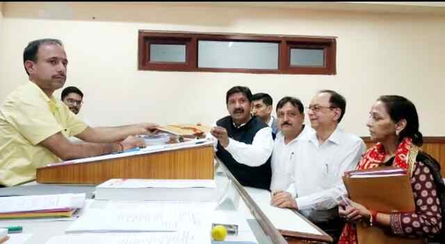 रोली में नामांकन के बाद जनसभा में संबोधन के दौरान नेता विपक्ष मुकेश अग्निहोत्री का टूटा मंच