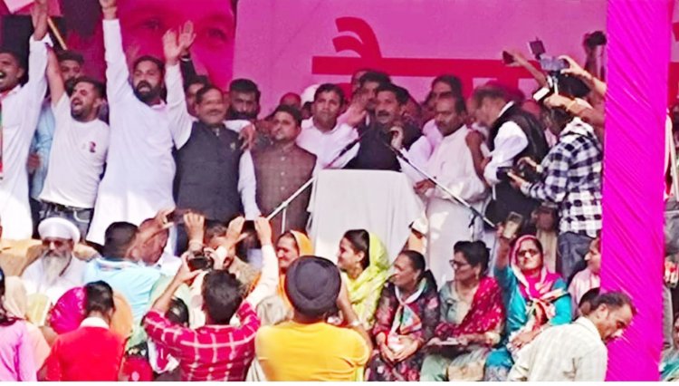 मुकेश अग्निहोत्री की जनसभा में ज्यादा लोग चढ़ने से टूटा मंच