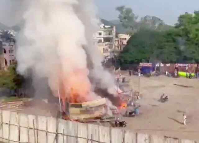 पटाखा स्टॉल में लगी भीषण आग, 2 लोगों मौत