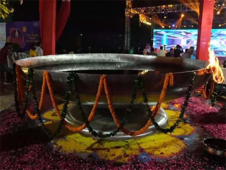 पंजाब के इस जिले में जलाया गया दुनियां का सबसे बड़ा दीया, गिनीज बुक्स में रिकॉर्ड दर्ज, देखें तस्वीरें