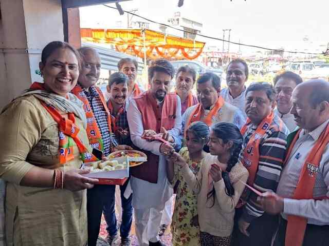 विधानसभा क्षेत्र कुटलैहड़ के झलेड़ा में केंद्रीय मंत्री अनुराग ठाकुर ने भाजपा के चुनावी कार्यालय का किया उदघाटन