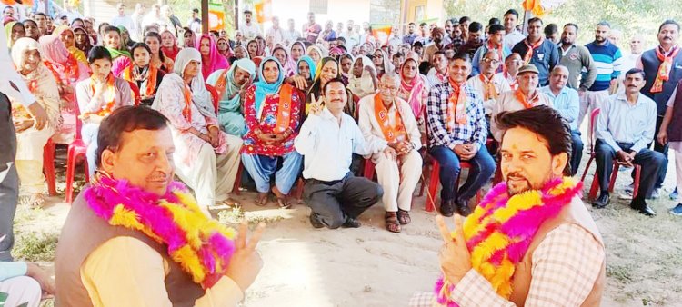 नुक्कड़ सभाओं में जुटीं सियासी पार्टियां