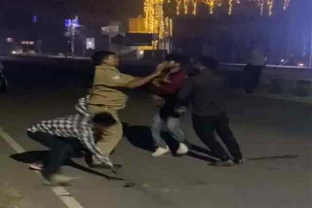 पुलिस को बाइक सवार युवकों को रोकना पड़ा भारी, कर दी बीच सड़क पर पिटाई, वीडियो वायरल