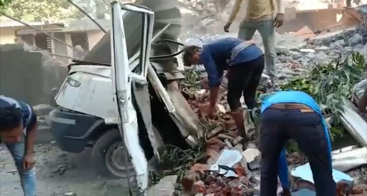 बोरीवली में 3 मंजिला इमारत का गिरा एक हिस्सा, कई वाहन दबे, देखें वीडियो