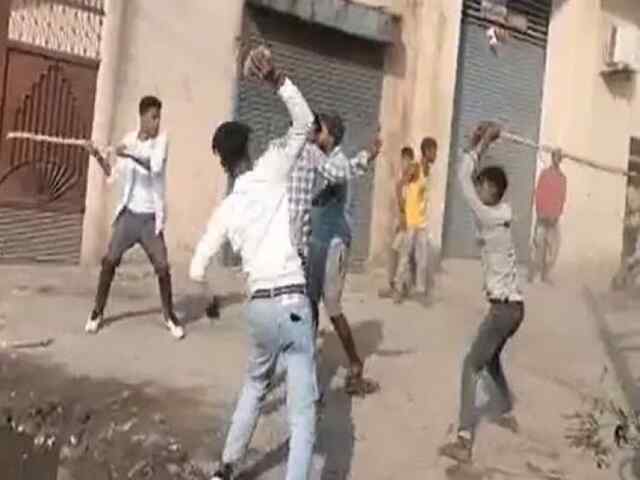 पंजाबः टेक्सटाइल कॉलोनी में दो गुटों में झड़प, एक-दूसरे पर बरसाए डंडे और पत्थर, देखें वीडियो