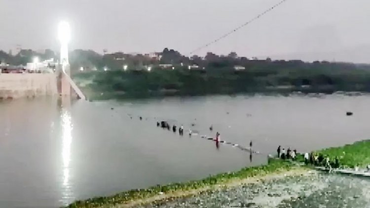 मोरबी में नदी पर बना सस्पेंशन ब्रिज गिरा,132 लोगों की मौत