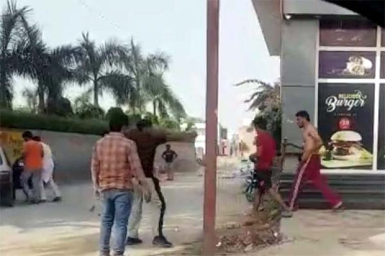पंजाबः फास्ट फूड दुकान के बाहर 12 से अधिक युवकों ने हथियारों से की युवक की पीटाई