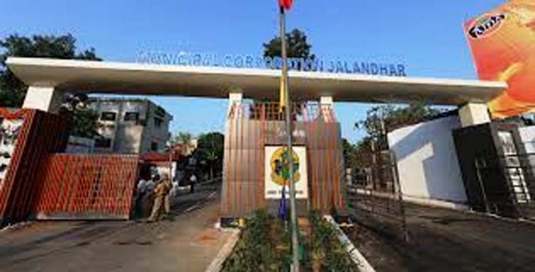 जालंधरः Ganga Hospital पर निगम की कार्रवाई, बंद करवाया निर्माण का काम