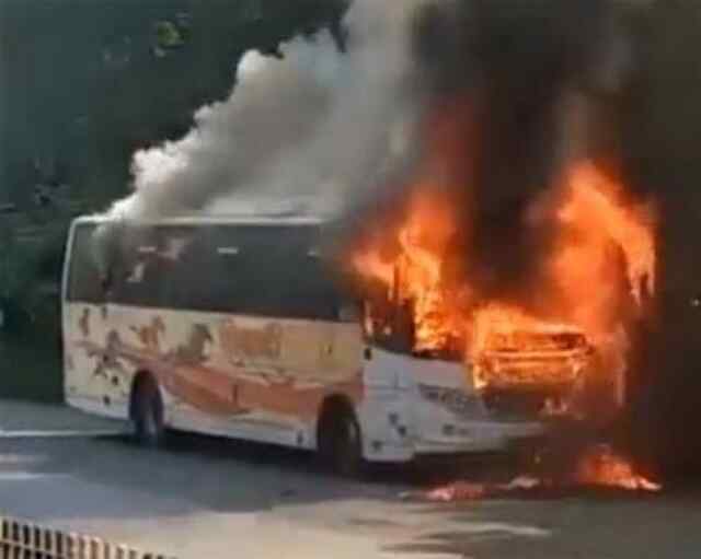 चलती बस में लगी आग, बस में सवार थे 42 यात्री