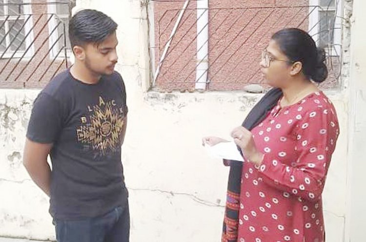 निर्वाचन अधिकारी निधि पटेल ने वितरित कीं मतदाता सूचना पर्चियां