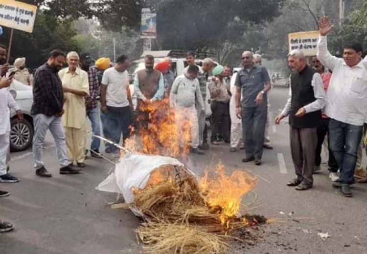 जालंधरः कांग्रेसी नेताओं ने केजरीवाल और भगवंत मान का पुतला फूंक किया प्रदर्शन, जाने मामला 