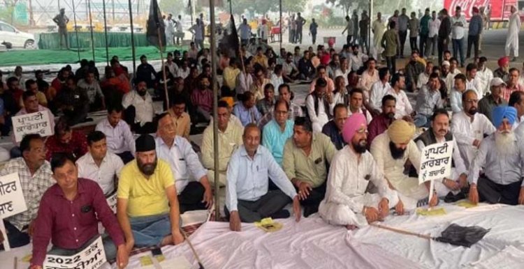 पंजाबः घर से निकलने से पहले पढ़े ये ख़बर, प्रापर्टी डीलरों व कालोनाइजर्स एसोसिएशन ने टोल प्लाजा के बाहर लगाया धरना