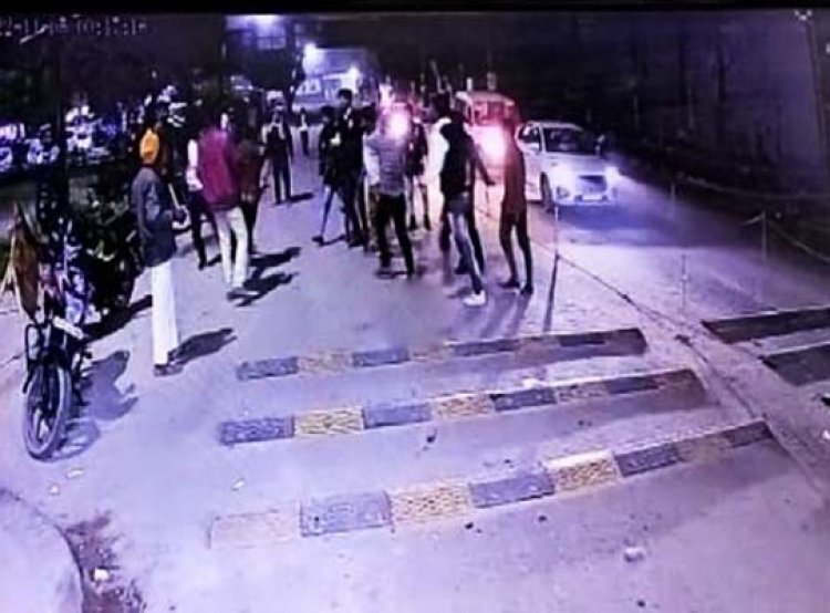 रेलवे स्टेशन में पार्किंग स्टाफ और ऑटो चालकों में हुई झड़प, देखें CCTV