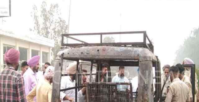 पंजाबः बच्चों को लेने जा रही स्कूल वैन में लगी आग