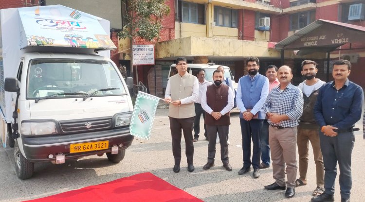 उपायुक्त ने किया लोकतंत्र उत्सव वाहन को रवाना