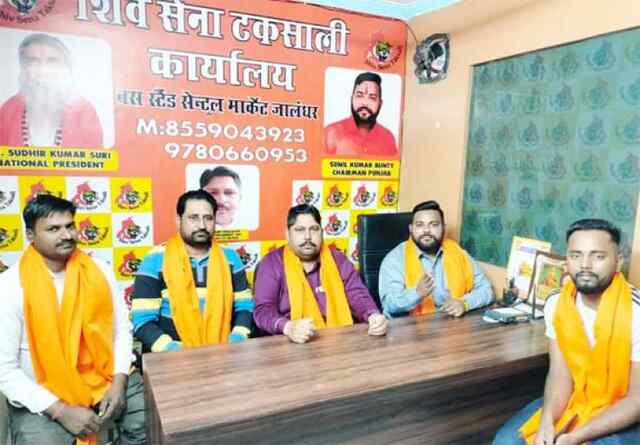 जालंधरः बुलेट प्रूफ जैकेट देने पर भड़के बंटी, कहा- अब इसका क्या फायदा?