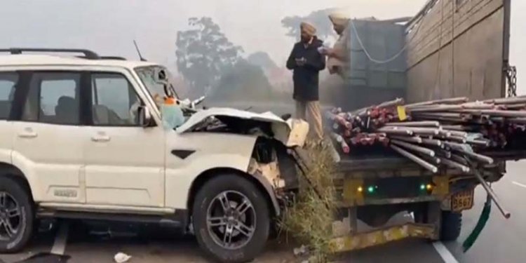 जालंधरः हाईवे पर सरिए से लदे ट्रक में घुसी स्कॉर्पियो, 4 घायल, देखें वीडियो