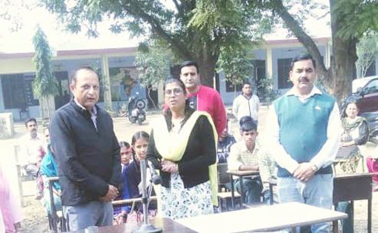डाॅ निधि पटेल ने संतोषगढ़ में लोगों को मतदान के प्रति किया जागरूक