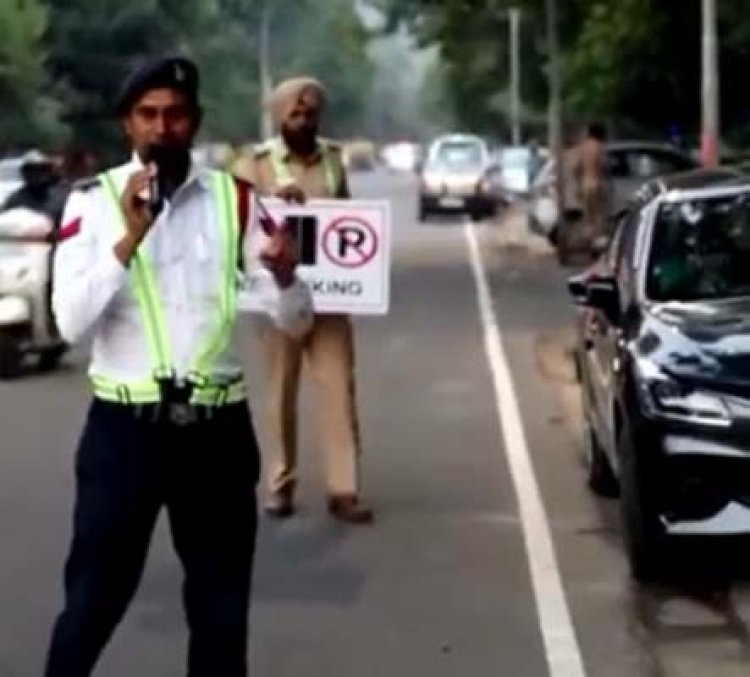 घर के बाहर गाड़ी खड़ी करने से पहले पढ़े ये ख़बर, ‘पेवमेंट्स आर फॉर पीपल’ के जरिए ट्रैफिक पुलिस दे रही चेतावनी