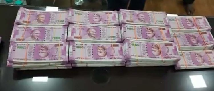 बड़ी कार्रवाईः 8 करोड़ रुपये के नकली नोट किए बरामद, 2 गिरफ्तार, देखें वीडियो