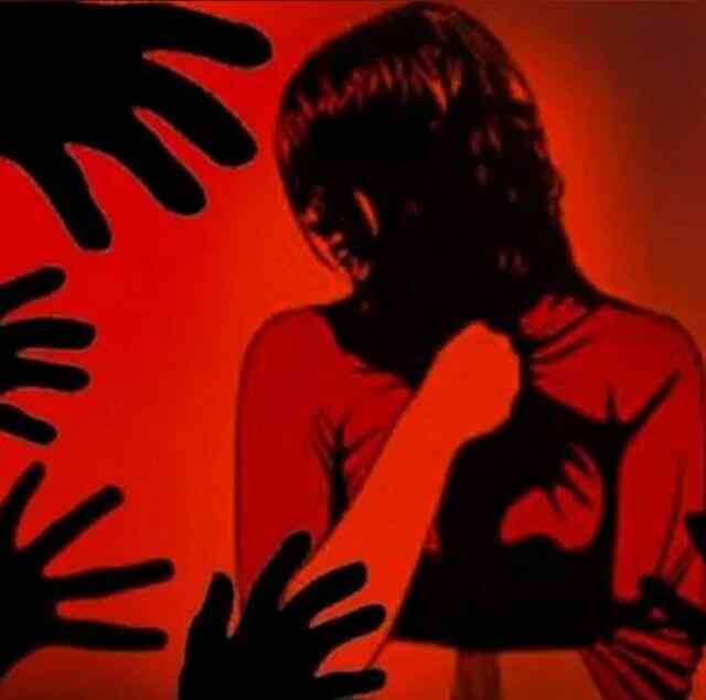 2 सहेलियों से दरिंदगी! खेत में ले जाकर किया सामूहिक दुष्कर्म