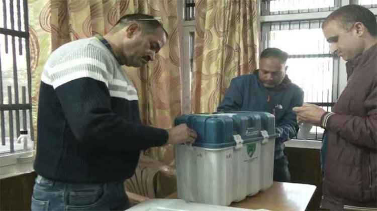 EVM में कैद हुई उम्मीदवारों की किस्मत, जाने कितने प्रतिशत हुई वोटिंग 