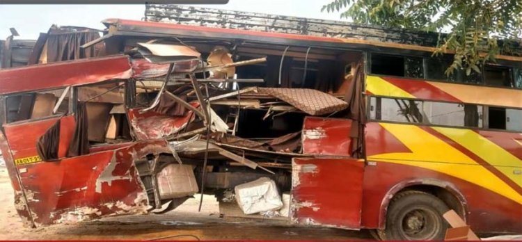 डबल डेकर बस और ट्रक की भयानक टक्कर, हादसे में 2 की मौत