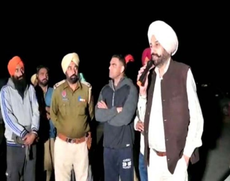 पंजाबः पराली जलाने वालों पर कार्रवाई करने पहुंचे अधिकारियों को किसानों ने बनाया बंधक