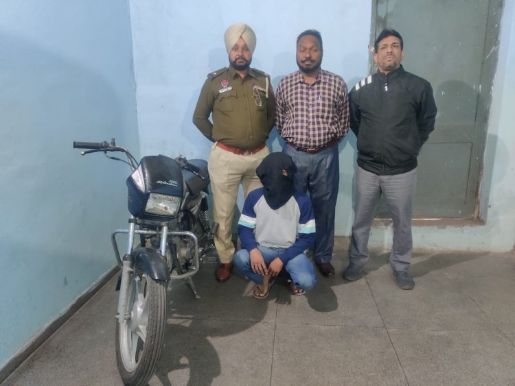 जालंधरः चोरी के बाईक पर नकली नंबर लगाकर घूम रहे युवक चढ़े पुलिस के हत्थे, 1 गिरफ्तार, 1 फरार