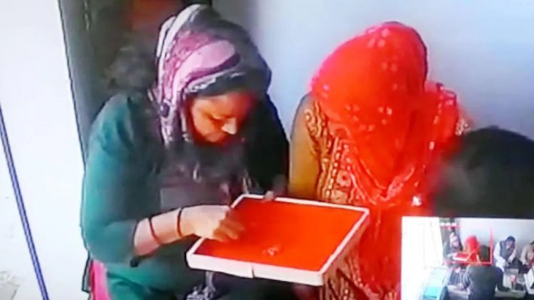 9 सोने की लौंग खा गई चोरनियां, देखें वीडियो
