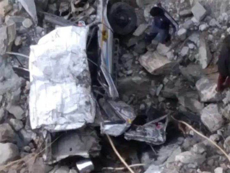 दर्दनाक सड़क हादसाः खाई में गाड़ी गिरने से 12 लोगों की मौत, गाड़ी के उड़े परखच्चे