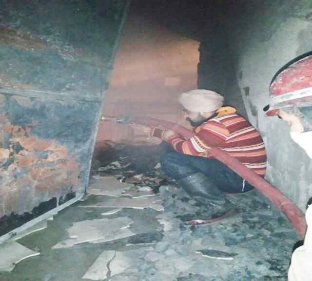 पंजाब: होजरी बिल्डिंग में लगी भीषण आग, आसपास के घरों को कराया जा रहा खाली