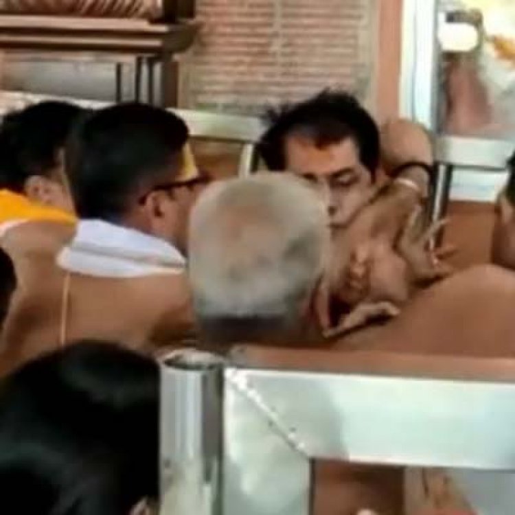 उज्जैनः महाकाल के दर्शन दौरान श्रद्धालुओं में जमकर चले लात-घूसे, देखें वीडियो
