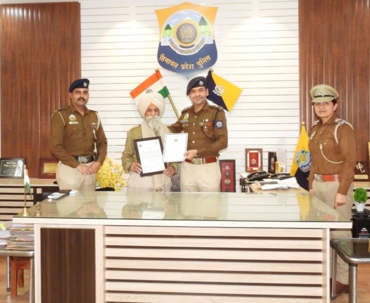 एसपी मोहित चावला ने बुर्जुग मोहन सिंह को किया सम्मानित