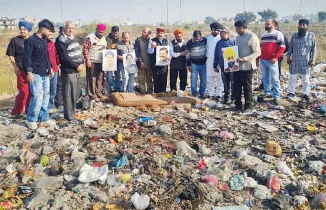जालंधरः कूड़े के डंप को लेकर भाजपा नेता किशन लाल शर्मा ने किया प्रदर्शन, दी ये चेतावनी