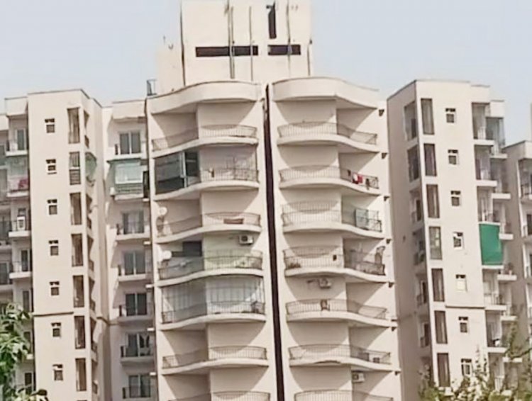 2 साल के छोटे बच्चे को घर छोड़ माता पिता गए छुट्टियां मनाने,  दोनों को पुलिस ने किया गिरफ्तार