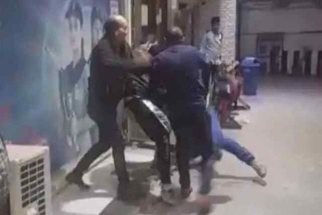 पैट्रोल डलवाने के लेकर भिड़े दो पक्ष, देखें वीडियो