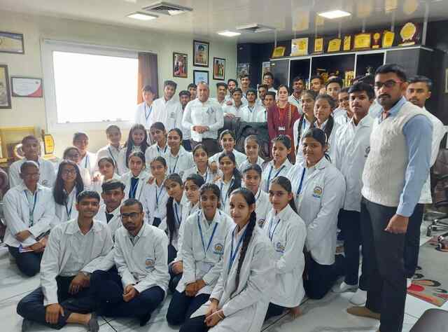 बददी यूनिवर्सिटी के छात्रों ने किया क्योरटेक ग्रुप का भृमण