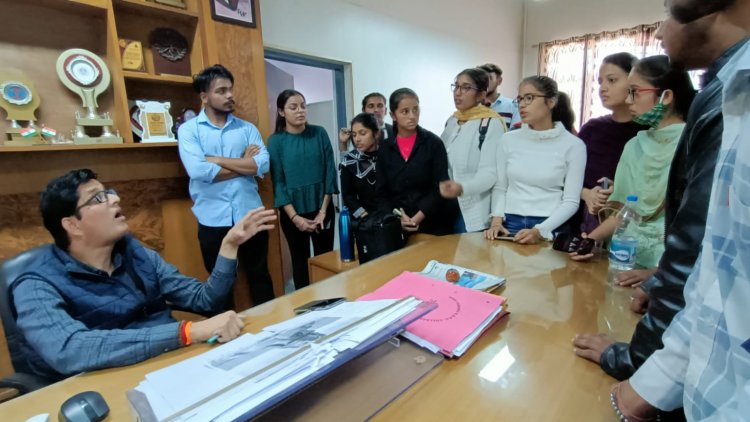 रिजल्ट को लेकर भड़के कॉलेज छात्र, गड़बड़ी के आरोप
