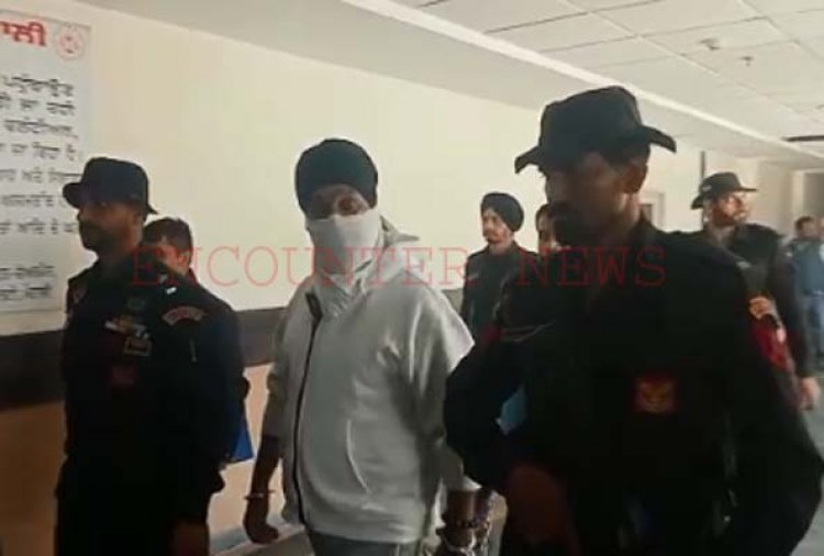 पंजाब: फर्जी पासपोर्ट मामले में गैंगस्टर दीपक टीनू को किया कोर्ट में पेश, देखें वीडियो