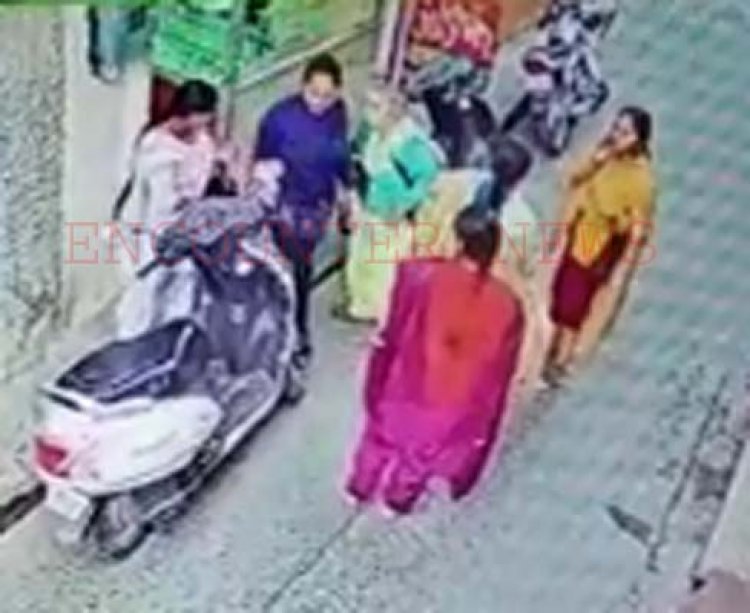 होशियारपुरः लिफ्ट देने के बहाने बुजुर्ग औरत से गहने लूटकर फरार हुई महिलाएं, देखें सीसीटीवी