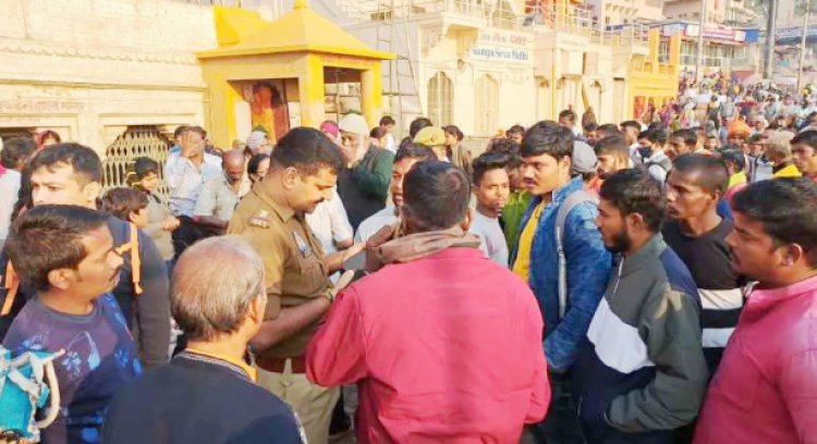 सैलानियों से भरी नाव डूबी, 34 लोग थे सवार