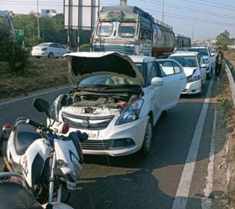 जालंधर: चोगिट्टी फ्लाईओवर पर BMW, Honda City सहित चार गाड़ियों की हुई टक्कर, लगा लंबा जाम