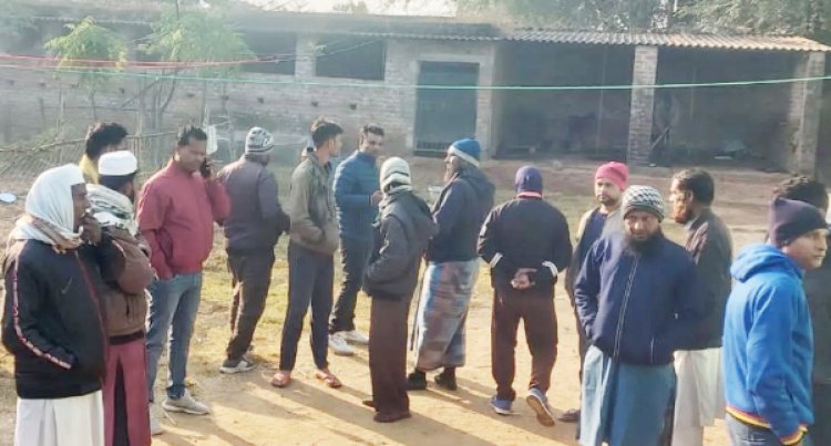 छापेमारी दौरान हुआ कुछ ऐसा कि लोगों ने पुलिस को बनाया बंधक