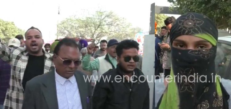 जालंधरः नौकरी का झांसा देकर किया युवती से दुष्कर्म, देखें वीडियो