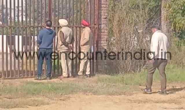 लुटेरों ने चौकीदार को बनाया बंधक, नकदी नहीं मिली तो ट्रैक्टर ले गए लुटेरे, देखें वीडियो