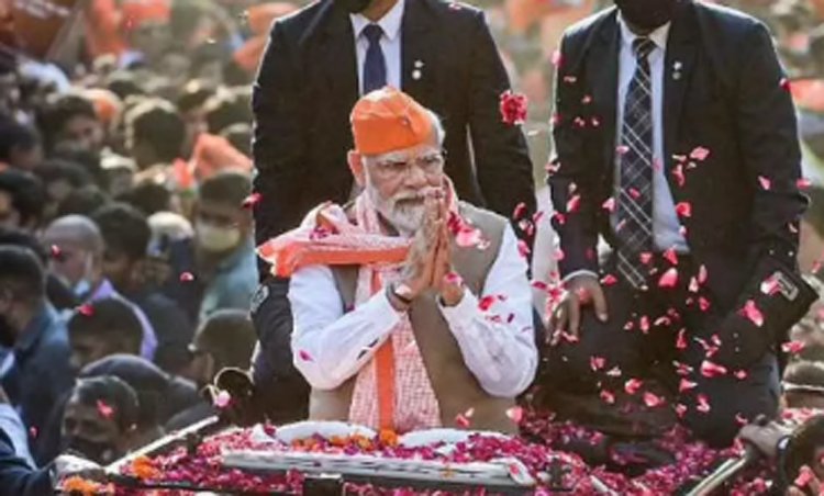 पीएम मोदी का 50 किलोमीटर लंबा रोड शो शुरू