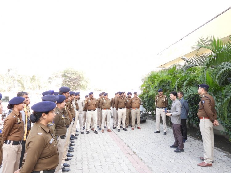एसपी बददी ने किया पुलिस की गाड़ियों का निरीक्षण